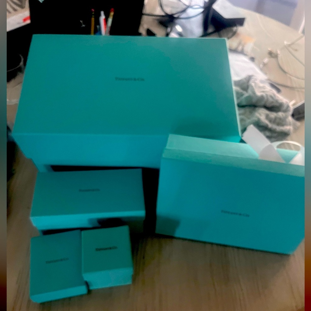 5 Tiffany’s boxes a lot of various sizes